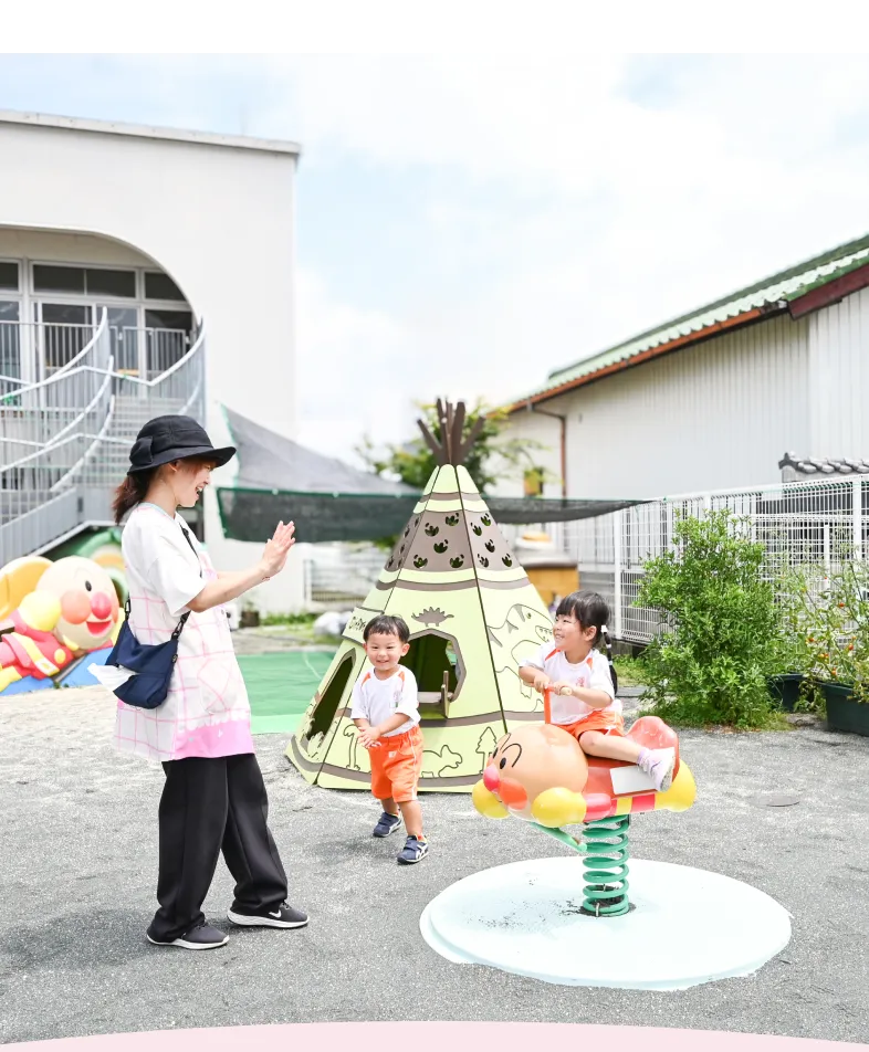 笑顔のスタッフとこどもたち