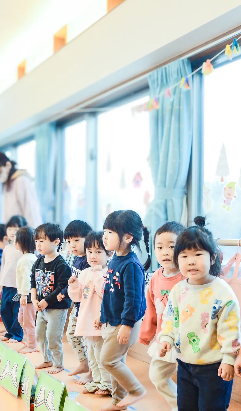 子供達が楽しそうに遊んでいる写真